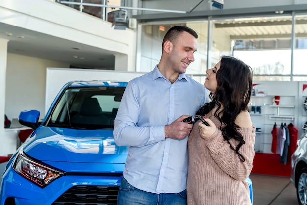 Paar verliebt in Schlüssel aus neuem Auto