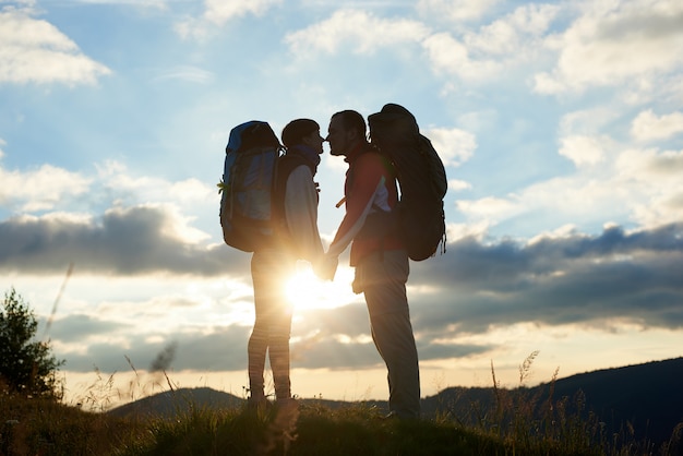 Paar verliebte Touristen bei Sonnenuntergang