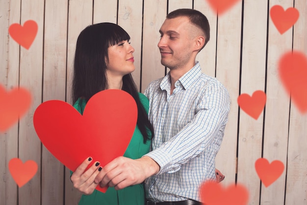 Paar von Mann und Frau mit Form eines roten Herzens. Liebe am Valentinstag.