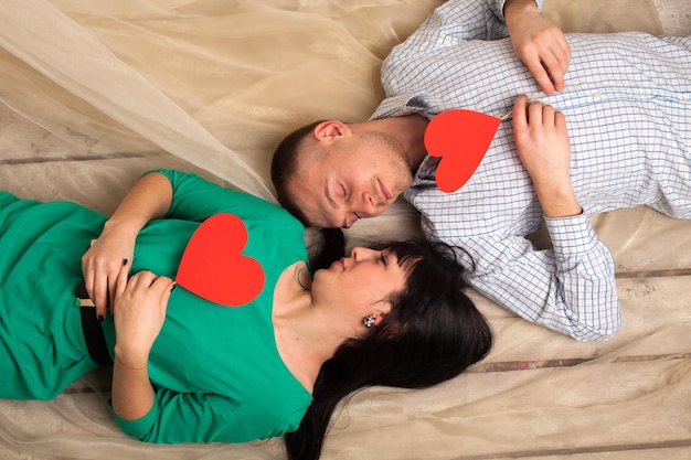 Paar von Mann und Frau mit Form eines roten Herzens. Liebe am Valentinstag.