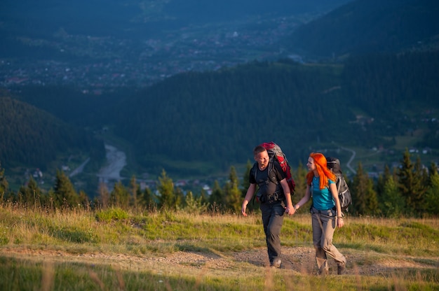 paar von touristen mit rucksäcken wandern in der schönen bergwelt