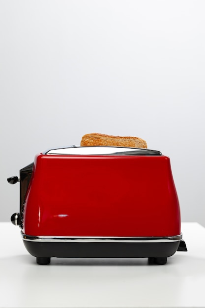 Paar vorbereitete Toasts in einem Toaster