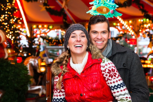 Paar während der Weihnachtsmarkt oder Adventszeit