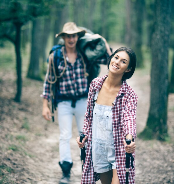 Paar Wandern mit Übernachtung oder Picknicktouristen Konzept Paar mit touristischer Ausrüstung