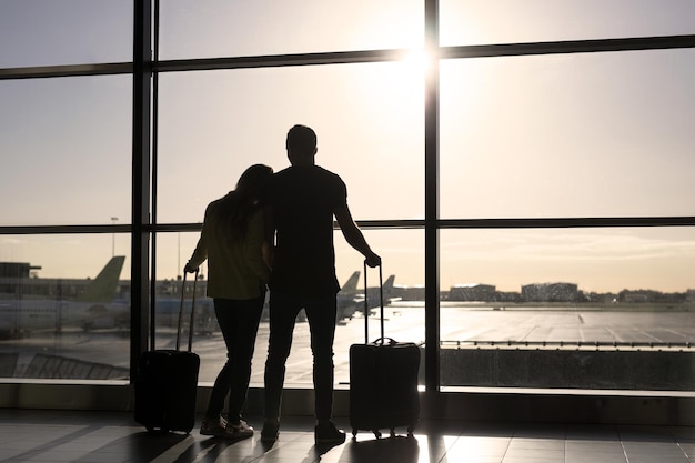 Paar wartet auf Flug im Flughafen