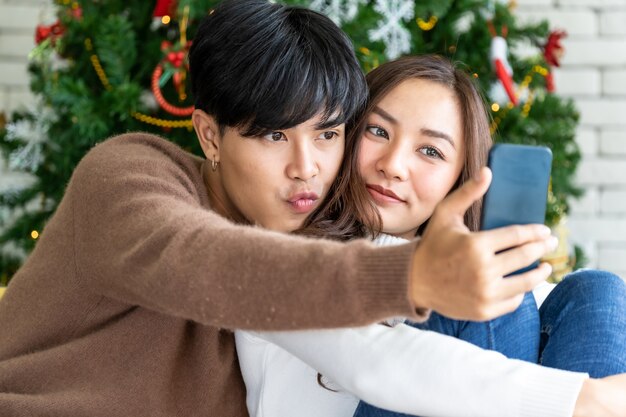 Paar Weihnachtsfeier Selfie