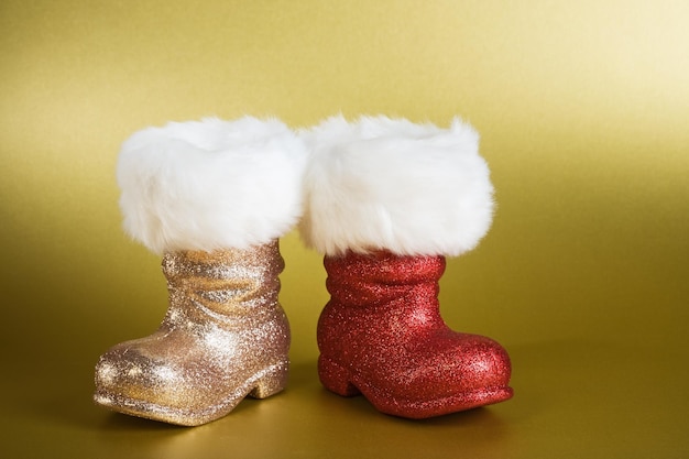 Paar Weihnachtsstiefel auf Goldgrund