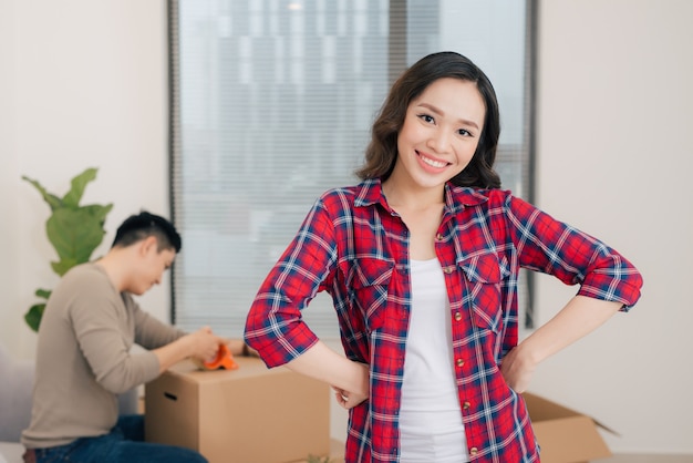 Paar zieht neues Zuhause um. Glückliche Verheiratete kaufen neue Wohnung