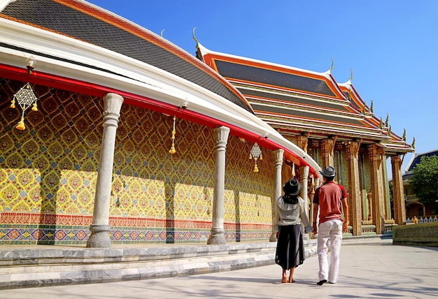 Paar zu Fuß entlang der unglaublichen Rundgalerie des buddhistischen Tempels Wat Ratchabophit in Bangkok