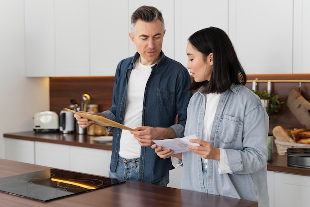 Paar zu Hause beim Lesen von Post