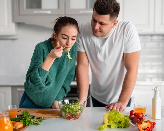 Foto paar zu hause kochen