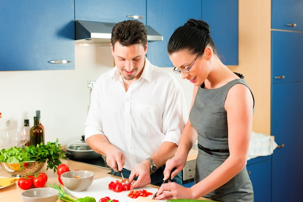 Paar zusammen in der Küche kochen