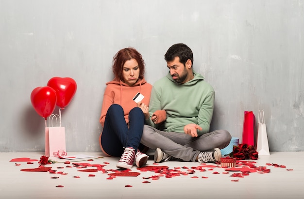 Paare am Valentinstag, der eine Kreditkarte ohne Geld nimmt