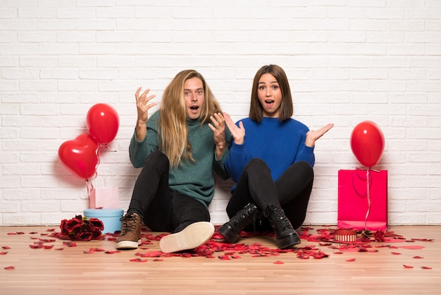 Paare am Valentinstag mit Überraschung und entsetztem Gesichtsausdruck