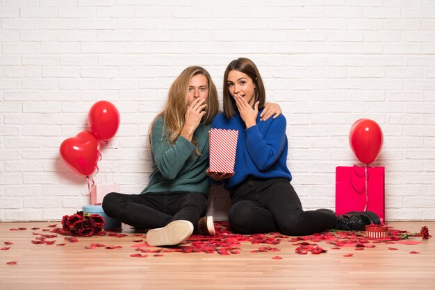 Paare am Valentinstag Popcorn essend