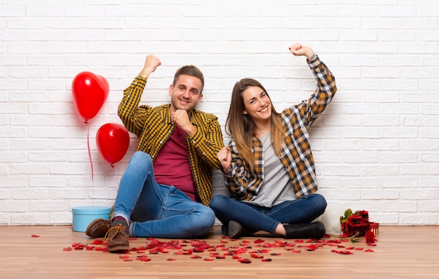 Paare am Valentinstag zuhause einen Sieg feiernd