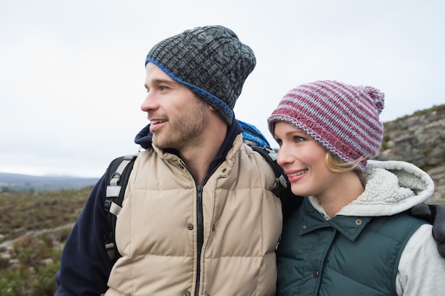 Paare auf einer Wanderung in der Landschaft gegen klaren Himmel