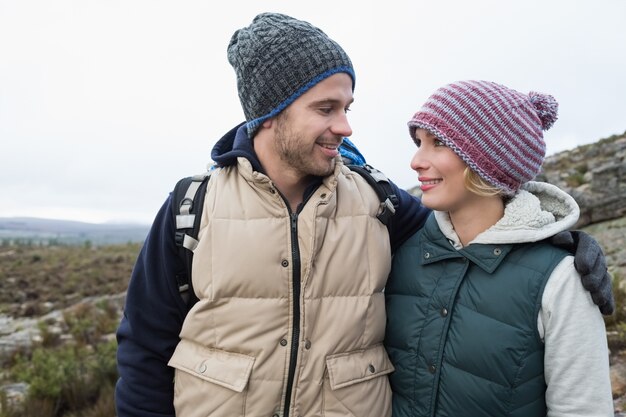 Paare auf einer Wanderung in der Landschaft gegen klaren Himmel