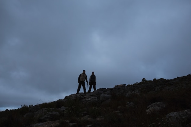 Paare auf felsiger Landschaft gegen den Himmel nachts