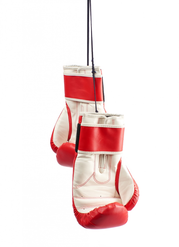 Foto paare der roten ledernen boxhandschuhe, die an einem schwarzen seil hängen