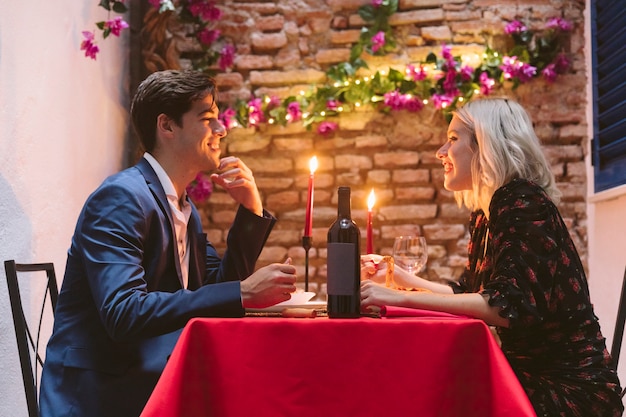 Paare, die am Valentinstag zu Abend essen