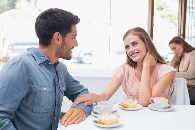 Paare, die an der Kaffeestube sitzen