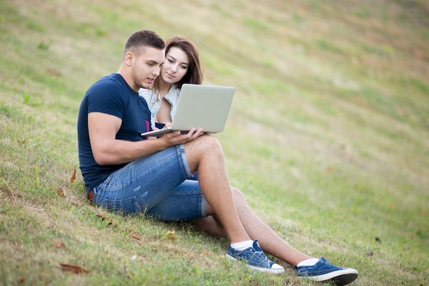 Paare, die an einem Laptop