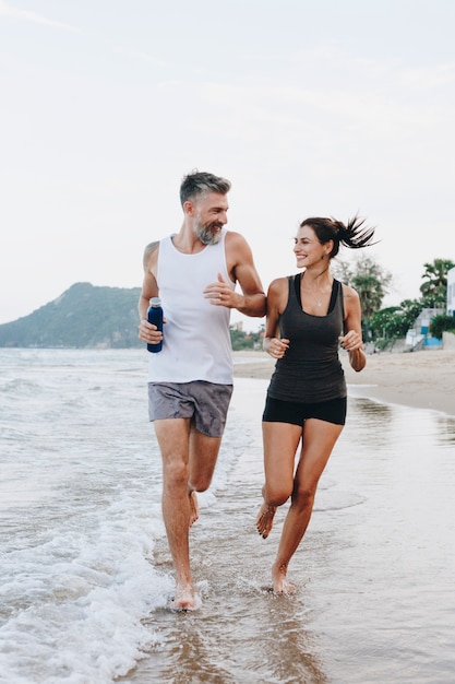 Paare, die an einem Strand rütteln