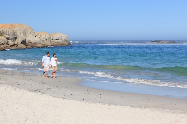 Paare, die auf den Strand gehen