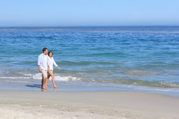 Paare, die auf den Strand gehen