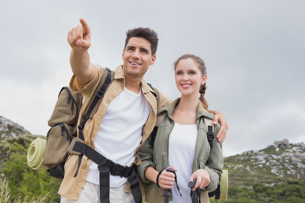 Paare, die auf Landgelände zeigen