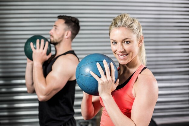 Paare, die Ballübung an der Turnhalle tun