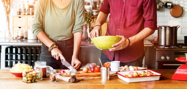 Paare, die das Lebensmittel einzieht süßes Konzept essen