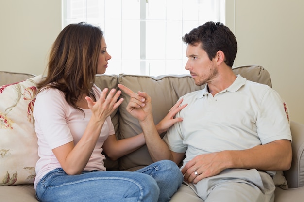 Paare, die ein Argument im Wohnzimmer haben