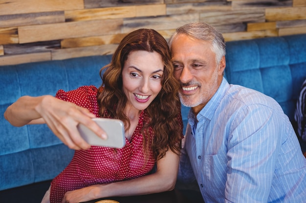 Paare, die ein selfie nehmen