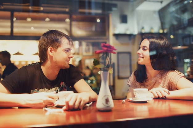 Paare, die einander in einer Bar sitzen