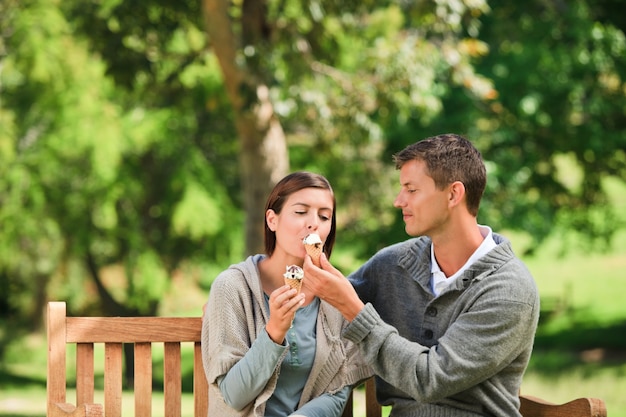 Paare, die eine Eiscreme essen