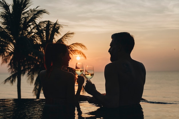 Paare, die einen romantischen Sonnenuntergang genießen