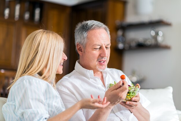 Paare, die einen Salat essen