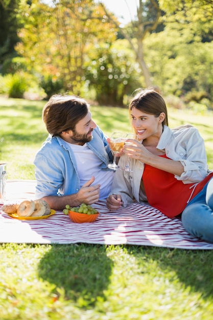 Paare, die Gläser Wein beim Frühstücken rösten