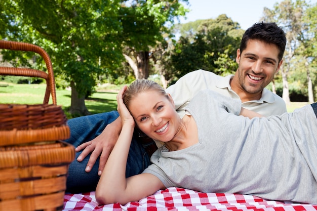 Paare, die im Park picknicken