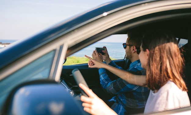 Paare, die Landschaft vom Auto fotografieren