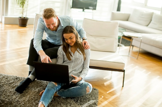 Paare, die Laptop im Raum verwenden