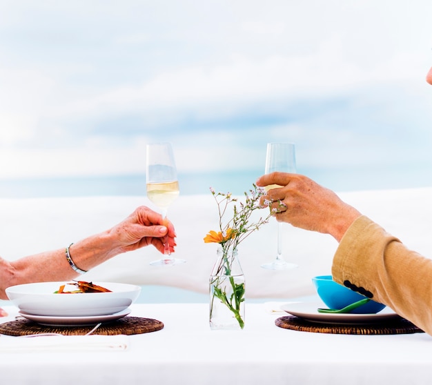 Paare, die mit Champagner feiern