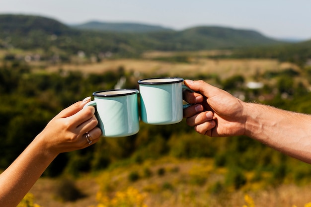 Foto paare, die mit tasse kaffees rösten