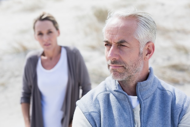 Paare, die nicht nach Argument auf dem Strand sprechen