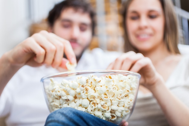 Paare, die Popcorn beim Aufpassen eines Films essen