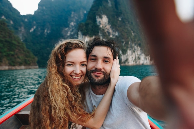 Paare, die selfie auf einem Longtailboot nehmen