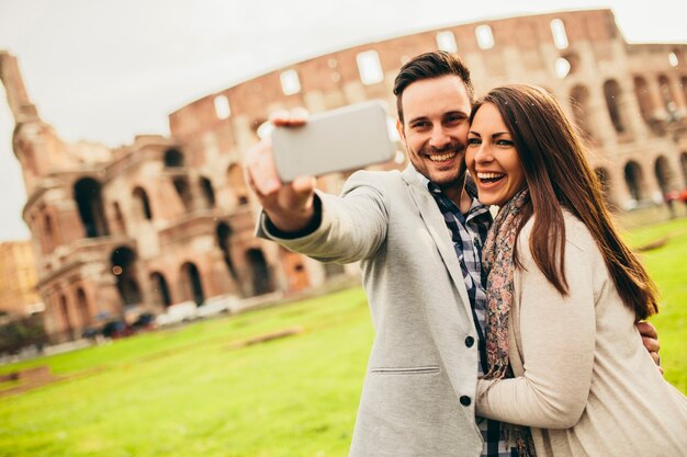 Paare, die selfie in Rom, Italien nehmen