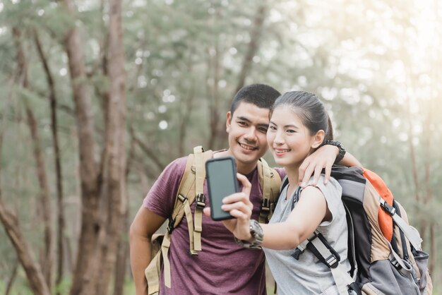 Paare, die Smartphones verwenden, um Selfies aufzunehmen